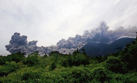 Volcán de Fuego registra fase eruptiva en Guatemala