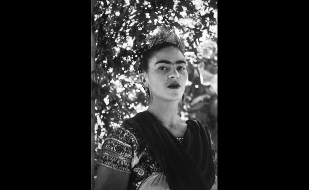 Desde 2014, la Fundación Leo Matiz ha exhibido y comercializado una serie de retratos de la pintora Frida Kahlo con la firma del fotógrafo colombiano. Foto: Tomada del libro "Una orquídea tatuada. La danza en las manos", de Rosa Rolanda. 