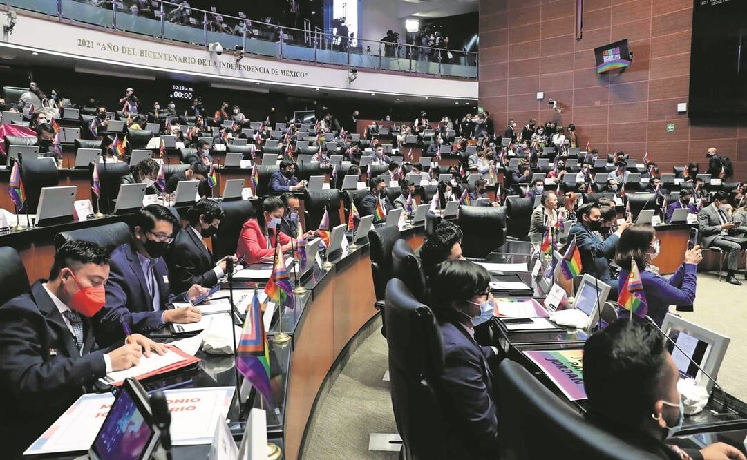 El Senado se pintó con cientos de banderas de los colores del arcoíris, en el marco del Parlamento Juvenil LGBTIQ+ 2022. Foto: Diego Simón/ EL UNIVERSAL
