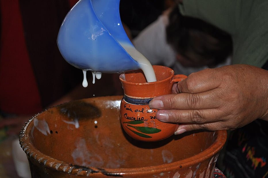 Si tienes una olla de barro, puedes preparar ahí el atole de maíz para que tenga un sabor diferente. Foto: Wikimedia Commons