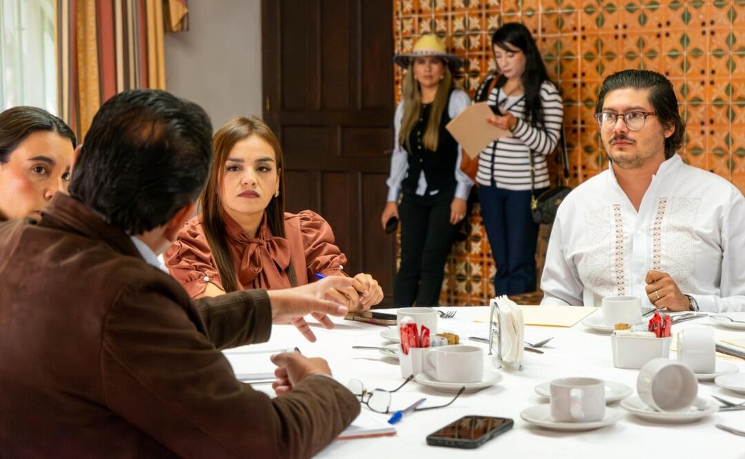 Reunión de Grecia Quiroz, alcaldesa de Uruapan, con Josefina Rodríguez Zamora, al fondo su secretaria particula, Yesenia Méndez. (08/01/2026). FOTO: Tomada del Facebook de Grecia Quiroz 