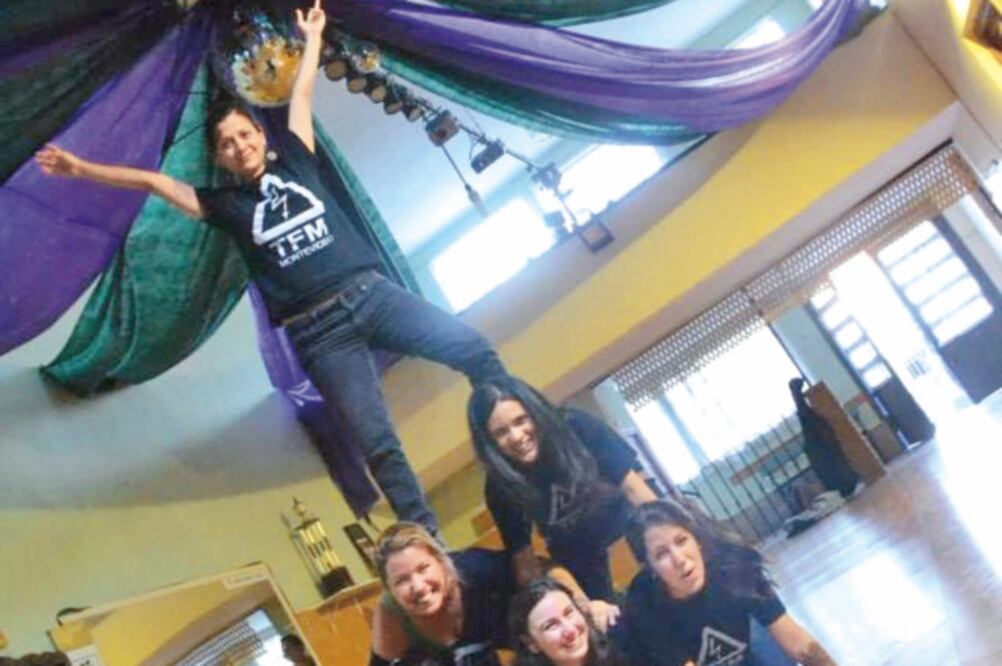 Lucía Morett posa sonriente en el Almuerzo del Fin del Mundo, realizado en abril (TOMADA DEL FACEBOOK DE TFM MONTEVIDEO)