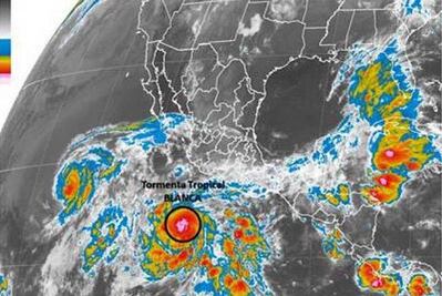 Blanca se fortalece; ya es huracán categoría I