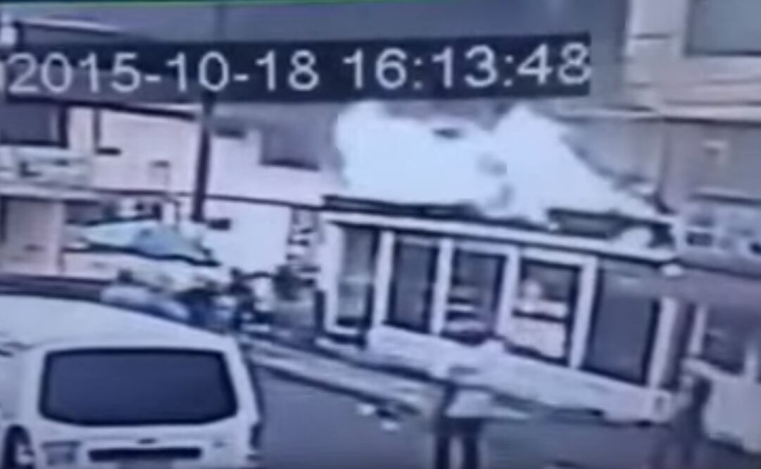 Video capta caída de avioneta en barrio de Colombia