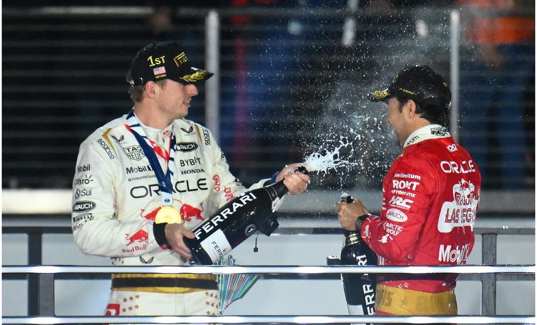 Max Verstappen celebrando con 'Checo' Pérez en el GP de Las Vegas / FOTO: AFP