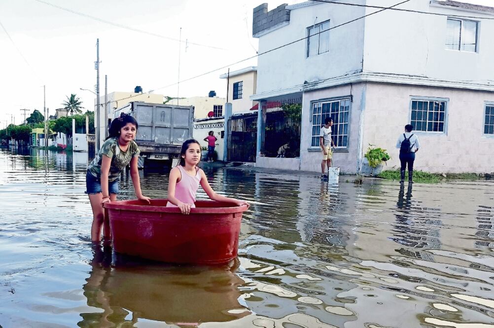 Personal del DIF estatal instaló centros de acopio en toda la entidad. Según lo s reportes, la colonia Hipódromo es una de las más afectadas. (FOTO: ROBERTO AGUILAR. EL UNIVERSAL)