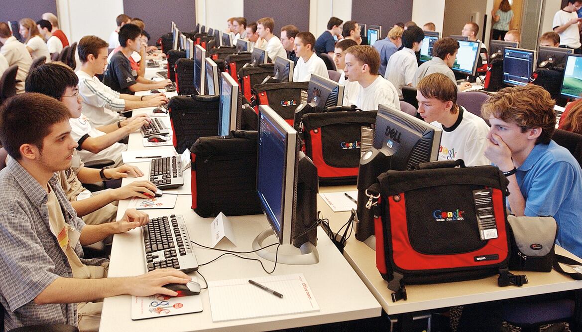 Los empleados de Google tienen la apertura para compartir sus iniciativas sin el temor de recibir críticas, pues cada idea se analiza y debate en la firma (ARCHIVO. EL UNIVERSAL)