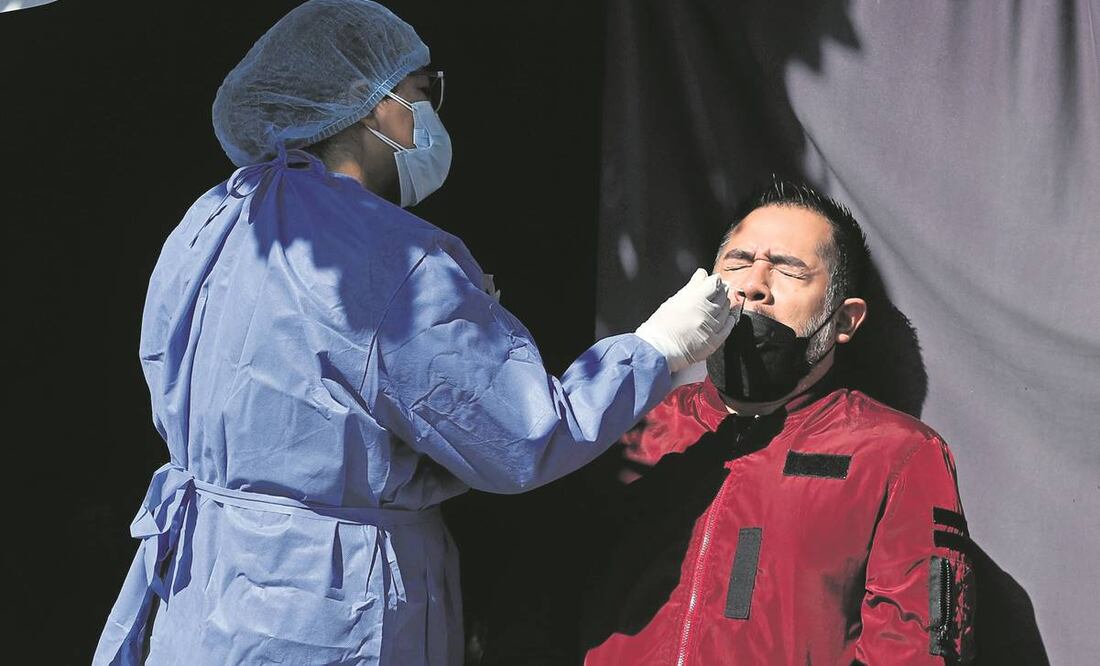 Ángel Solis acudió al Centro de Salud Dr. Manuel Escontría, en la colonia San Ángel, Álvaro Obregón, a realizarse la prueba de Covid, ya que ha tenido síntomas y quiere estar tranquilo en la cena navideña.Foto: Carlos Mejía/ El Universal