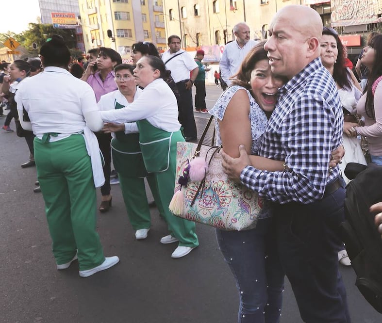 El temblor suscitó el pánico entre la población de la Ciudad de México, que salió a las calles al escucharse la alerta sísmica, sin que se registraran daños ni víctimas (JUAN CARLOS REYES. EL UNIVERSAL)