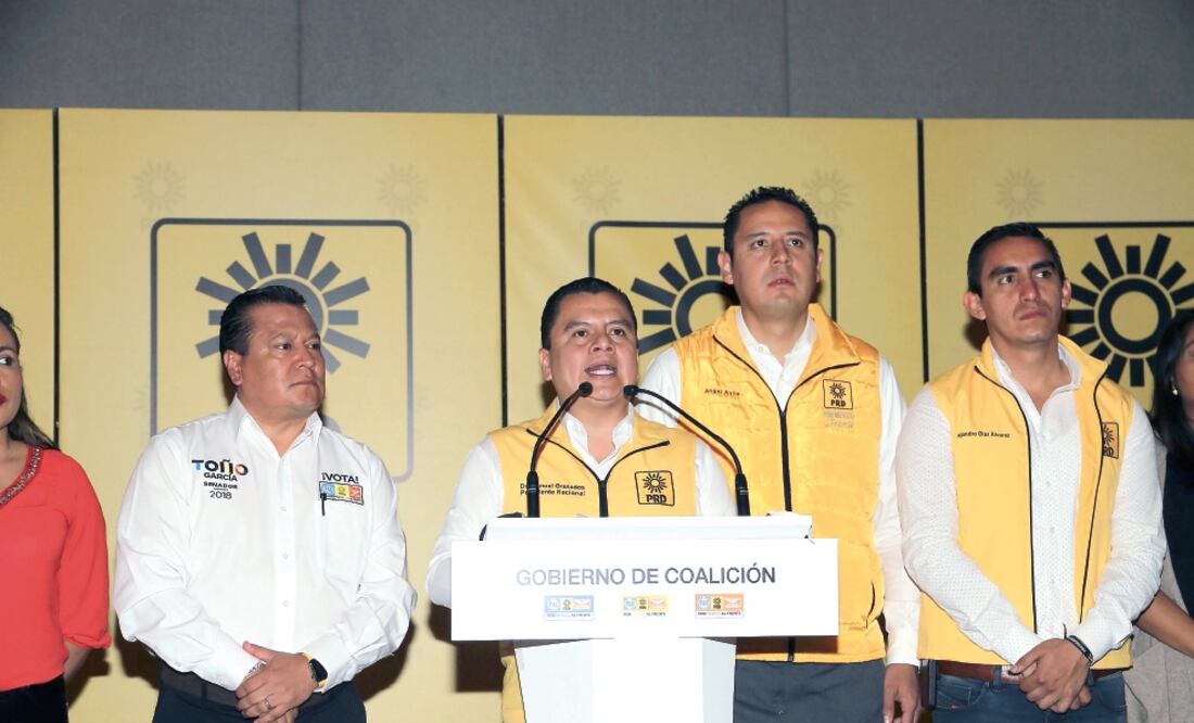 El presidente nacional del PRD, Manuel Granados (segundo de izq. a der.), dijo que Silvano Aureoles transgredió la línea política aprobada en el último congreso nacional perredista (LUIS CORTÉS. EL UNIVERSAL)