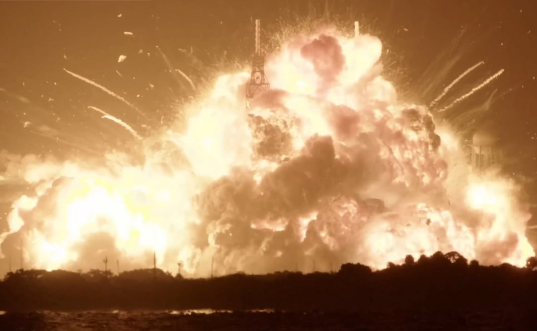 Captura de un video difundido en la cuenta oficial en X @SpaceflightNow que muestra el momento de la explosión del cohete New Glenn, de Blue Origin, que sacudió la noche del jueves hogares a kilómetros de distancia en Cabo Cañaveral y que podría retrasar los planes de la NASA de regresar a la Luna. Foto: EFE