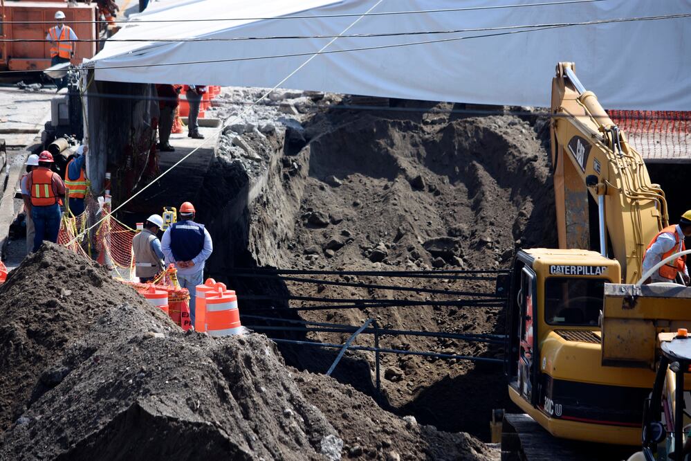 Derivado de las lluvias recientes se vieron afectadas viviendas en la zona del socavón del Paso Exprés trabajadores continúan con el desazolve en la zona. (Fotos: Tony Rivera)