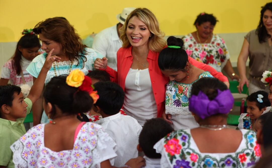 La primera dama visitó la comisaría de Paraíso, en puerto de Progreso, Yucatán. (Foto: Lorenzo Hernández Pérez)