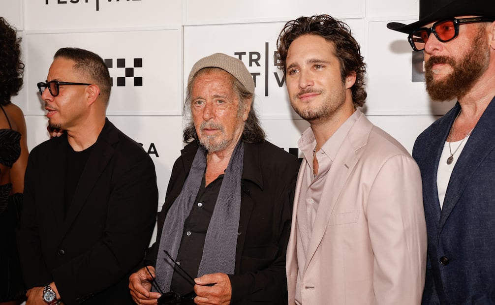 Eif Rivera, junto a Al Pacino, Diego Boneta y Brad Feinstein, asisten al estreno de "Killing Castro" en el BMCC Tribeca Performing Arts Center durante el Festival de Tribeca.
Foto de CJ Rivera/Invision/AP.