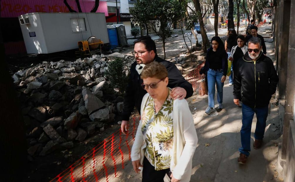 Turistas caminan sobre calle Amberes (28/12/2025). Foto: Diego Simón / EL UNIVERSAL