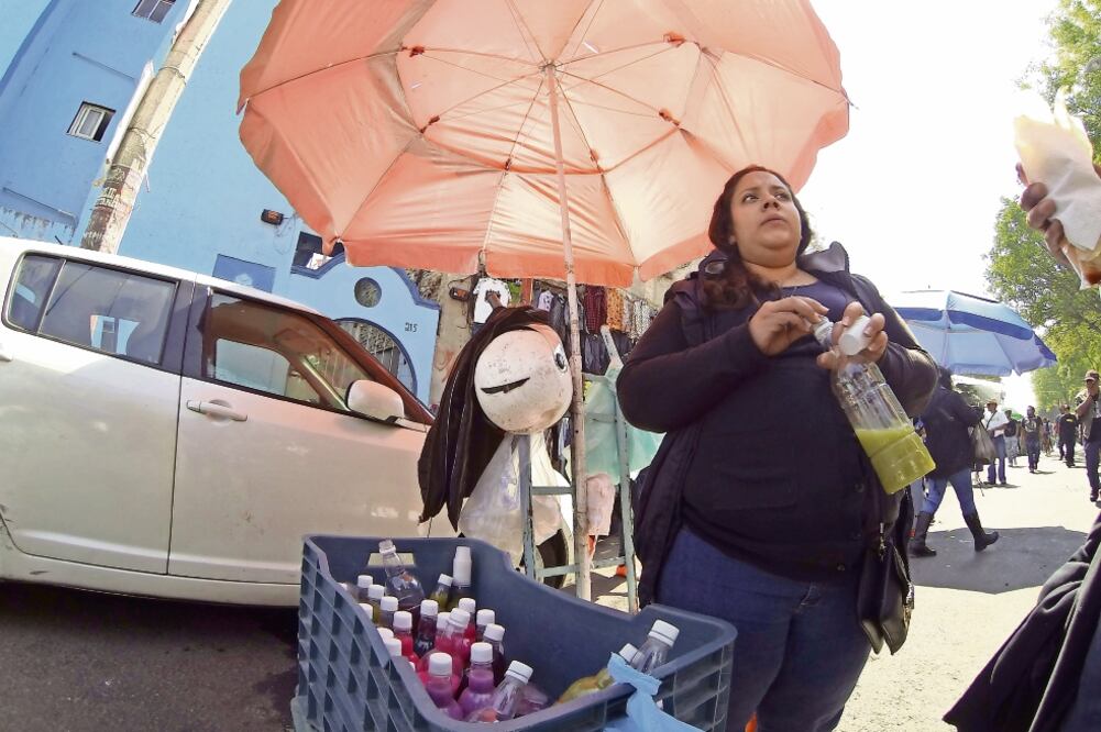 Ambulantes dicen que tienen aval para comerciar las bebidas, que son hechas en Hidalgo y que también se ofrecen en la Central de Abasto, “pero más caras” (FOTOS: LUIS CORTÉS. EL UNIVERSAL)
