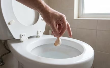 ¿Para qué sirve tirar ajo al inodoro y por qué lo recomiendan?