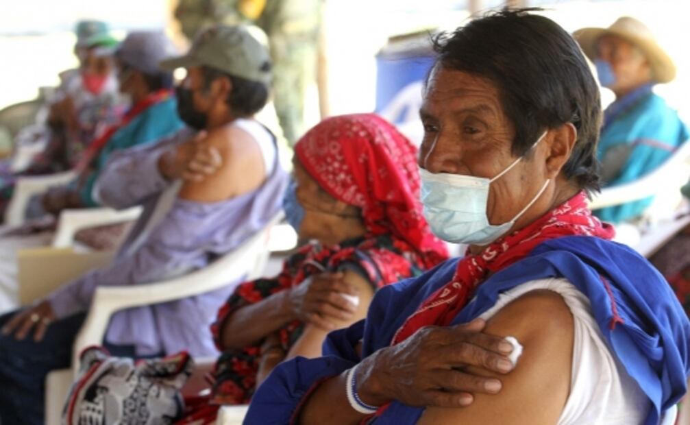 Indígenas wixárika caminan 4 horas para vacunarse contra Covid-19 bajo el asedio del narco en Jalisco