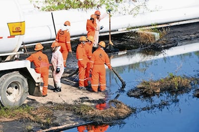 Tras refriega, inician trabajos en refinería de Oaxaca