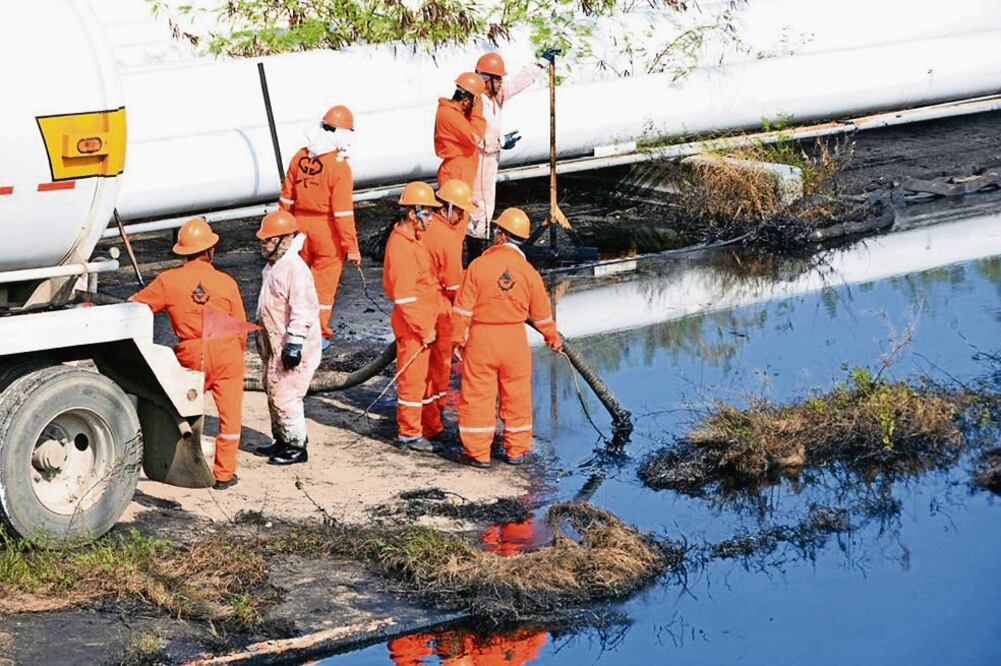 Pemex agradeció a sus trabajadores el esfuerzo durante trabajos de contenció n de la zona afectada de la refinería de Salina Cruz, la cual se inundó el 13 de junio. (ESPECIAL)