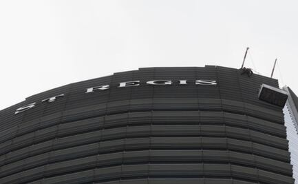 Falla en andamio deja a trabajador suspendido entre los pisos 34 y 39 del Hotel St. Regis; rescatistas logran salvarlo