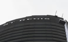 Falla en andamio deja a trabajador suspendido entre los pisos 34 y 39 del Hotel St. Regis; rescatistas logran salvarlo