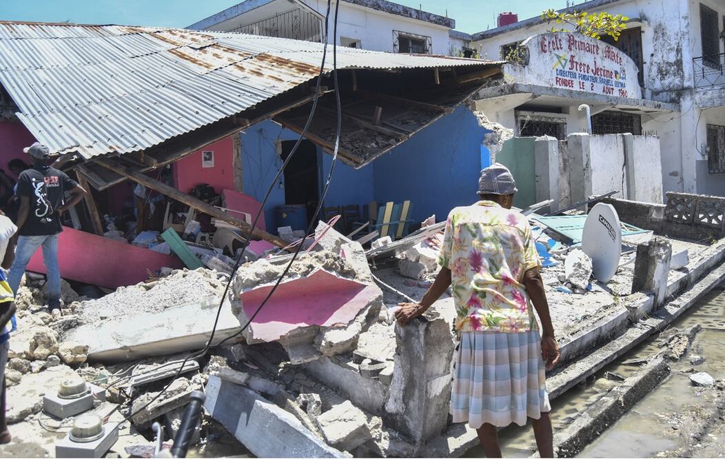 En agosto de 2021, un potente terremoto de magnitud 7.2 sacudió al país caribeño, el más pobre de América, causando miles de muertos, heridos y desplazados.