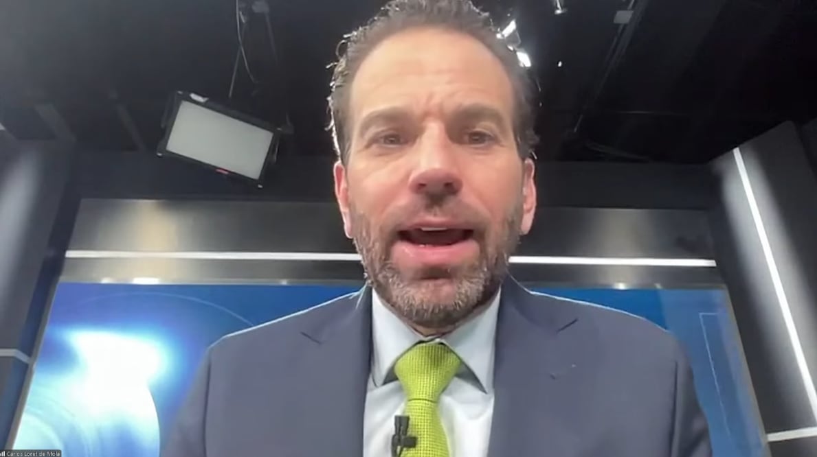 El periodista Carlos Loret de Mola durante su participación en el programa Con los de Casa de EL UNIVERSAL. Foto: Captura de pantalla