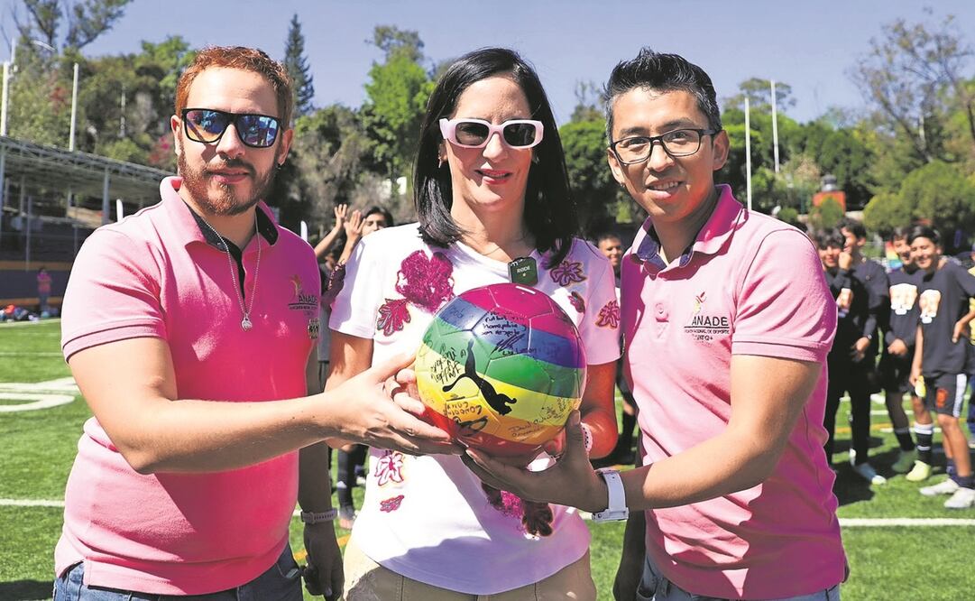 Lía Limón en el arranque del torneo de futbol LGBTI+. Foto: ESPECIAL