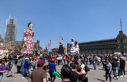 ¿Ya se tomaron la selfie con las catrinas gigantes?, este miércoles, el último día de la Ofrenda Monumental en el Zócalo