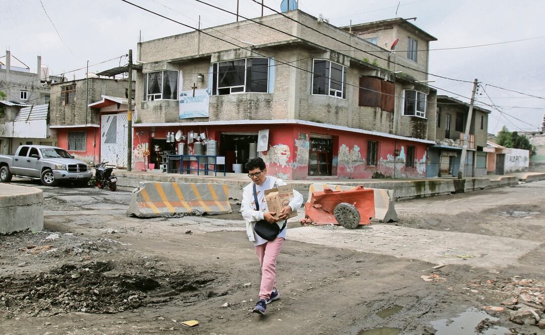 Luego de estar inundados por unos meses, hay trabajos pendientes, como la repavimentación de la calle Chalchiuhtlicue, esquina con Purépechas, en Chalco. Foto: Darío Luna / EL UNIVERSAL