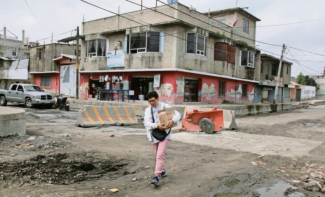 Luego de estar inundados por unos meses, hay trabajos pendientes, como la repavimentación de la calle Chalchiuhtlicue, esquina con Purépechas, en Chalco. Foto: Darío Luna / EL UNIVERSAL