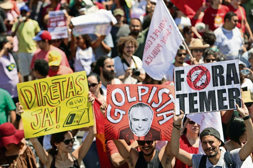 Manifestantes exigiendo “elecciones directas ahora” y acusando a Temer de “g o l p i sta” recorren las calles de Brasilia, en el Día de la Independencia (ERALDO PÉREZ. AP)