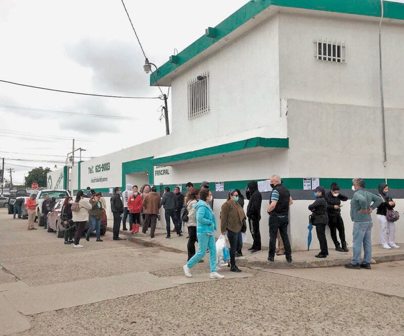 Sin capacitación previa, personal del Hospital General Regional 20 del IMSS atendió a pacientes con problemas respiratorios sin saber que se trataba de sospechosos de Covid-19. Actualmente hay 21 empleados con diagnóstico positivo y 15 sospechosos.