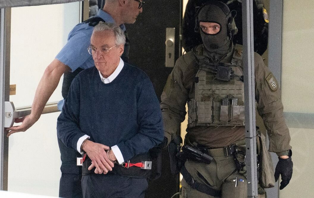 El príncipe Heinrich XIII es conducido fuera de una sala de tribunal temporal que fue construida para el juicio que comenzó en Frankfurt, Alemania, por un supuesto complot de extrema derecha para derrocar al gobierno alemán. FOTO: AP
