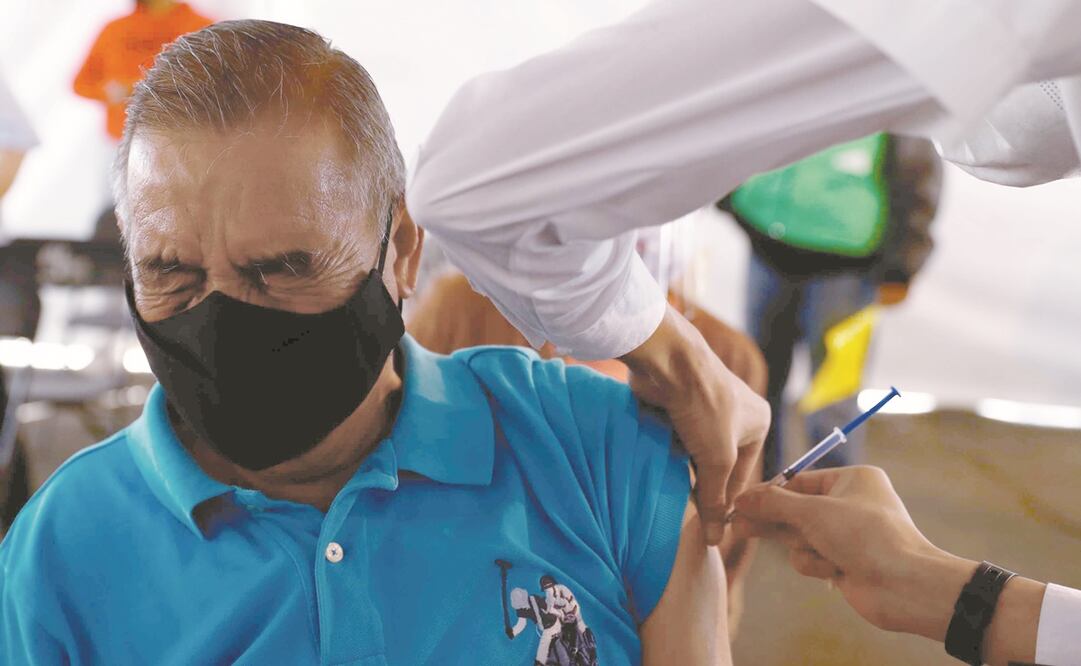 En la FES Zaragoza, en la alcaldía Iztapalapa, se aplicaron cerca de 10 mil dosis de refuerzo. Foto: Diego Simón. EL UNIVERSAL