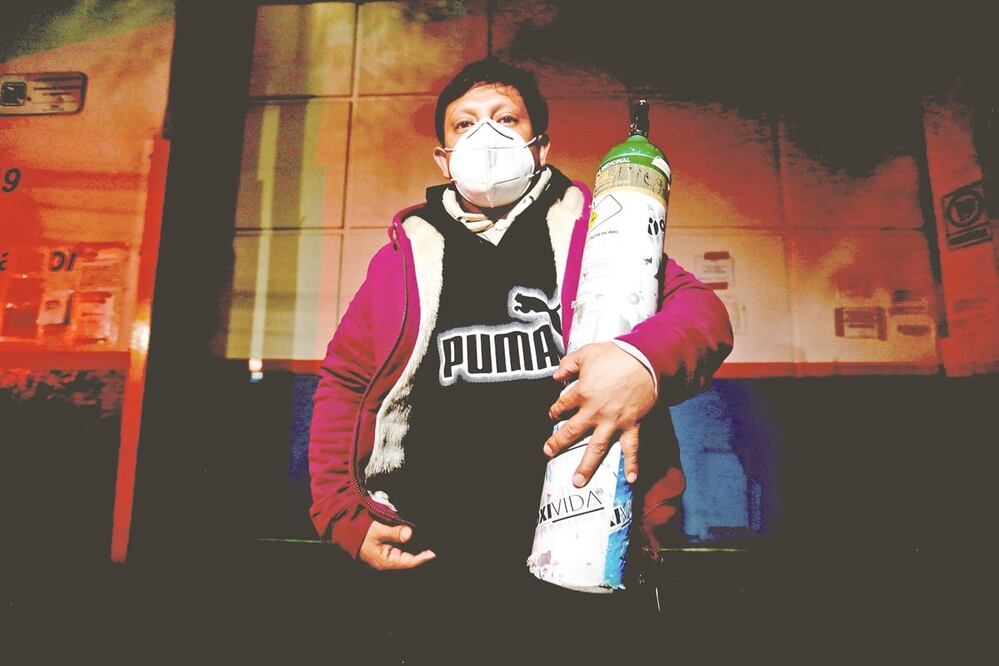 Carlos Martínez pasó la madrugada buscando un lugar para rellenar el tanque de oxígeno que necesita su familiar enfermo de Covid-19: Fotos: Diego Prado. El Universal