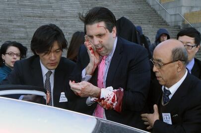 Dan 12 años de prisión a hombre que atacó a embajador de EU