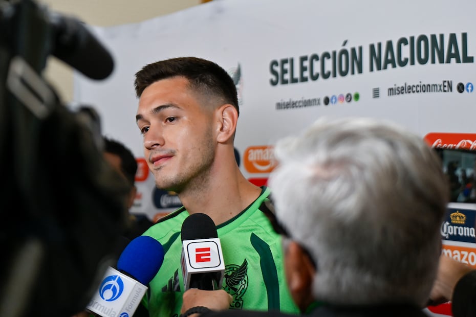 César Montes en zona mixta, previo al partido de preparación entre México y Portugal - Foto: Imago7