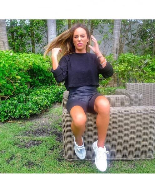 Como Eiza González, Inés Gómez Mont presume figura en biker shorts