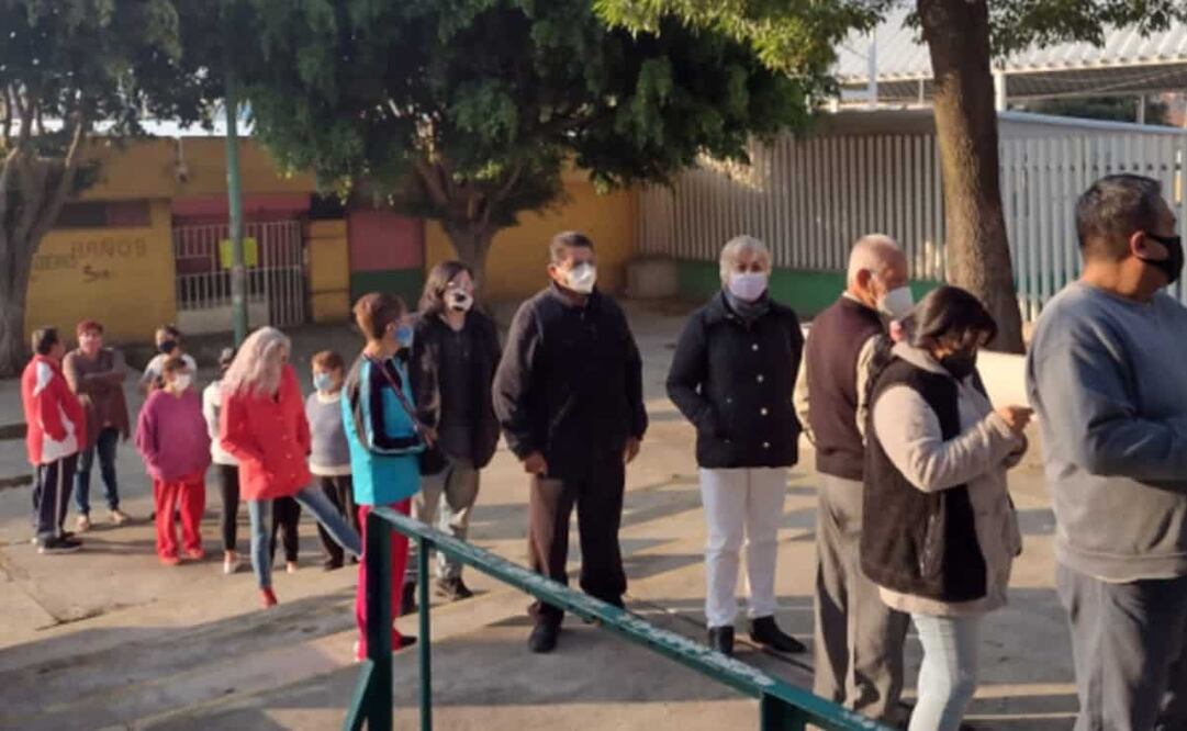 Vecino se quejaron de la falta de coordinación del INE para realizar el sufragio. Foto: Especial