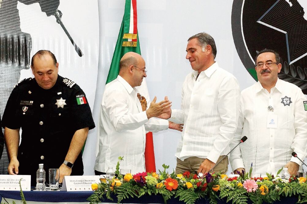 El comisionado nacional de Seguridad, Renato Sales, saluda al gobernador Gabino Cué, en la inauguración de la Segunda Reunión Regional Zona Sureste (EDWIN HERNÁNDEZ. EL UNIVERSAL)