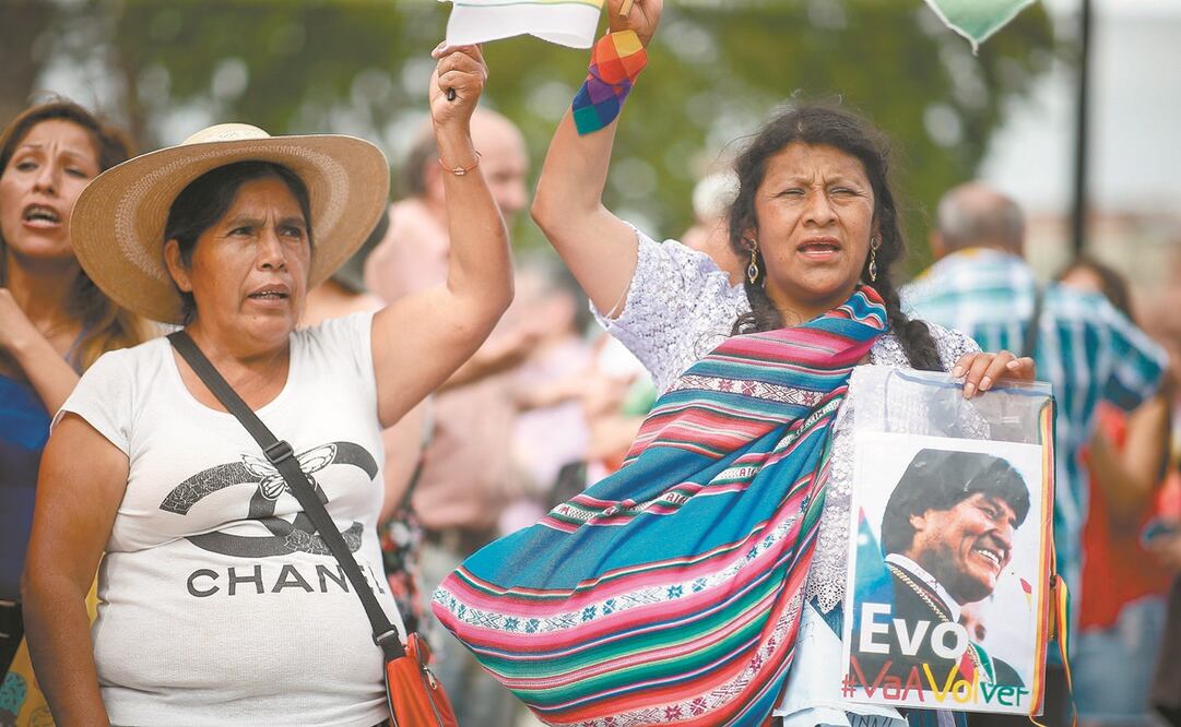 Simpatizantes del expresidente boliviano Evo Morales lo acompañaron en la marcha con las Madres de Plaza de Mayo, el jueves, en Buenos Aires. Foto: JUAN IGNACIO RONCORONI. EFE