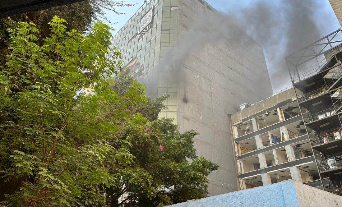 Por el incendio, fueron cerrados los carriles laterales de Paseo de la Reforma para circulación de los cuerpos de emergencia. Foto Juan Carlos Williams/El Universal