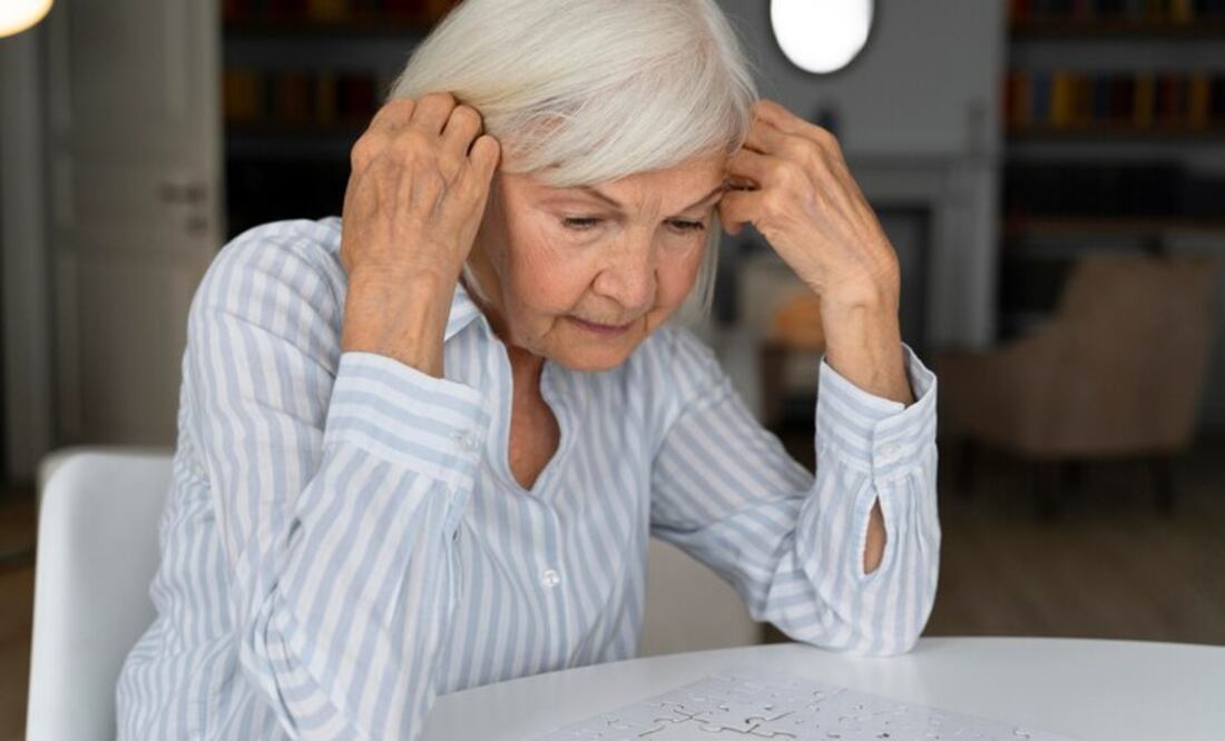 El Alzheimer es una enfermedad que suele afectar a adultos mayores, pero es más rara en personas jóvenes. Fuente: Freepik.