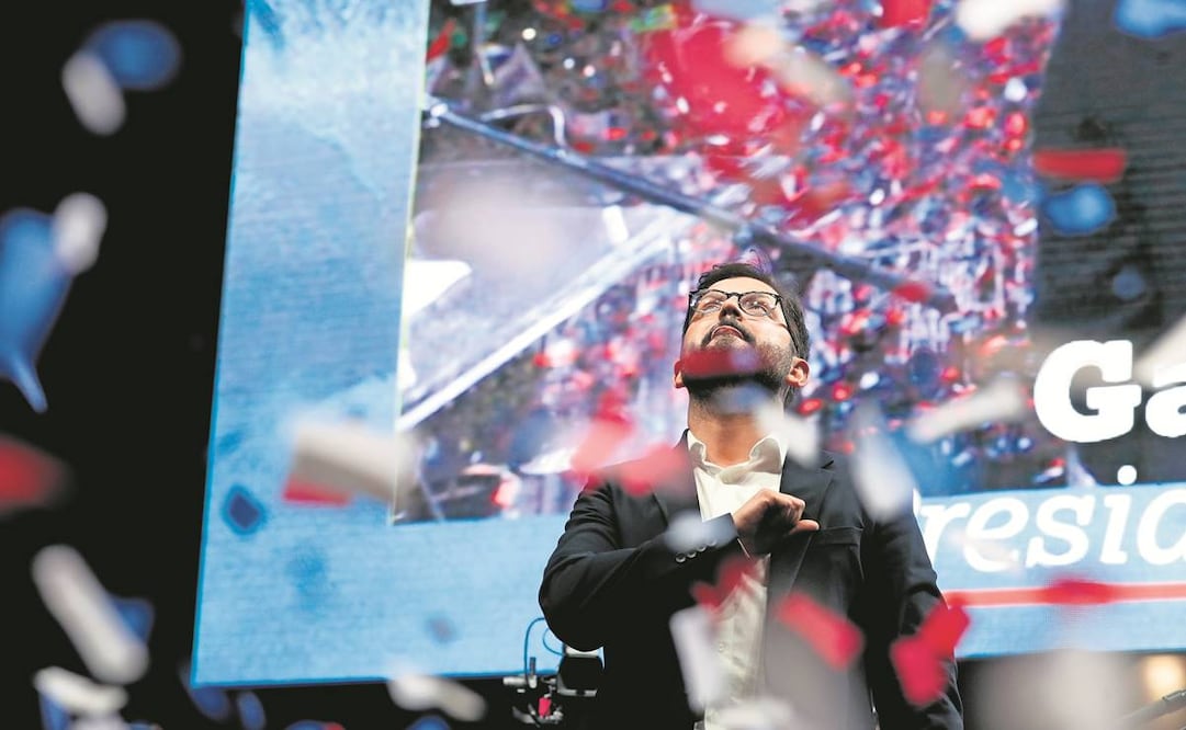 El presidente electo Gabriel Boric, de la coalición Apruebo Dignidad, celebra su victoria en la segunda vuelta de las elecciones presidenciales en Santiago de Chile. Foto: Luis Hidalgo/ AP.