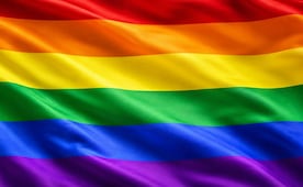 ¿Qué significan los colores de la bandera LGBT+? El origen de cada tono