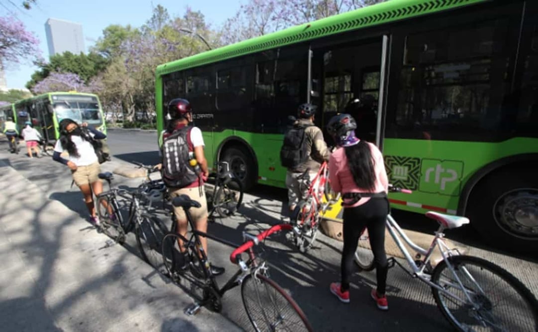 El Gobierno capitalino dispuso de camiones RTP para llevar a los ciclistas al nuevo aeropuerto