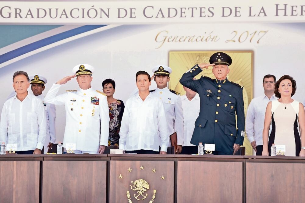 El gobernador de Veracruz, Miguel Ángel Yunes; el secretario de Marina, Vidal Francisco Soberón; el presidente Enrique Peña Nieto, y el titular de la Defensa Nacional, Salvador Cienfuegos Zepeda, durante la graduación de 169 cadetes. (LUCÍA GODÍNEZ)