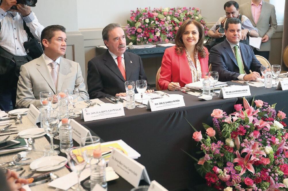 Coordinadores de senadores y diputados se reunieron para negociar la agenda legislativa que desahogarán en las próximas semanas, como es la asignación de recursos para la reconstrucción de los daños por los sismos (LUCÍA GODÍNEZ. EL UNIVERSAL)